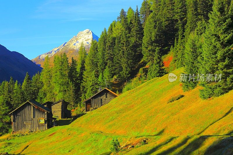 小屋和明亮的高山景观- Tirol，奥地利